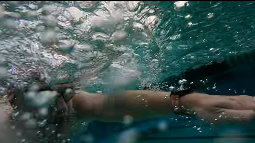 Person swimming with Suunto Race S Swimming Tracker